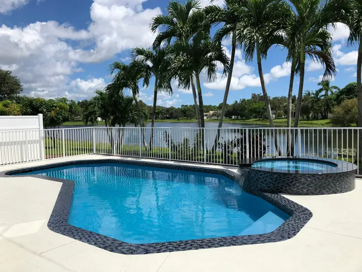 Piscina residencial con agua azul